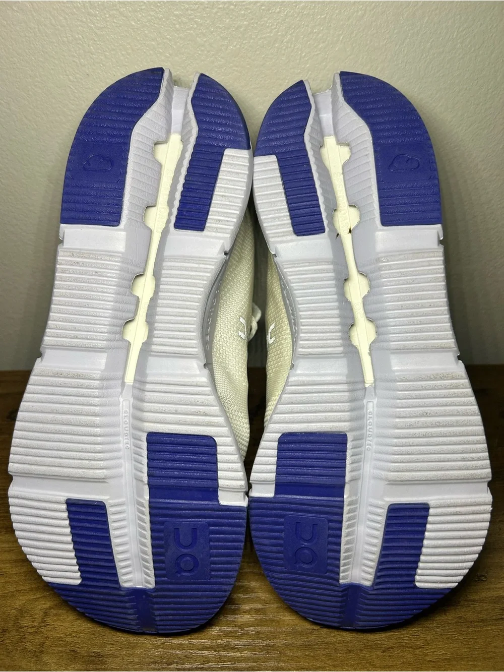 On Running men’s Sneakers in Cream with Blue Accents